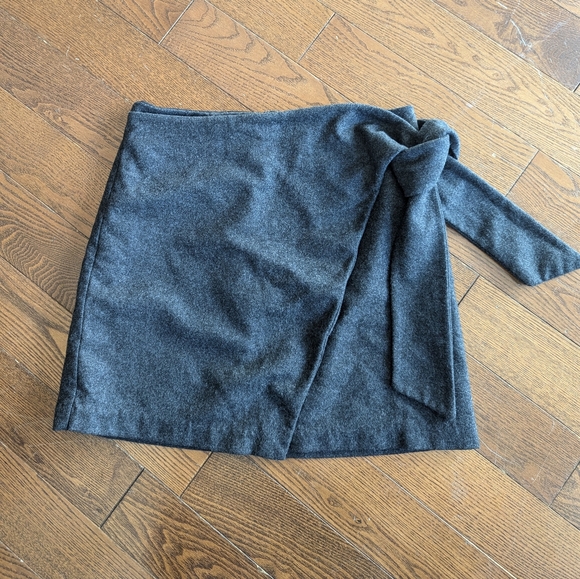 Wilfred Aritzia Wool Cashmere Front Twist Tie Mini Skirt Gray Herringbone Sz 6 - Picture 3 of 10